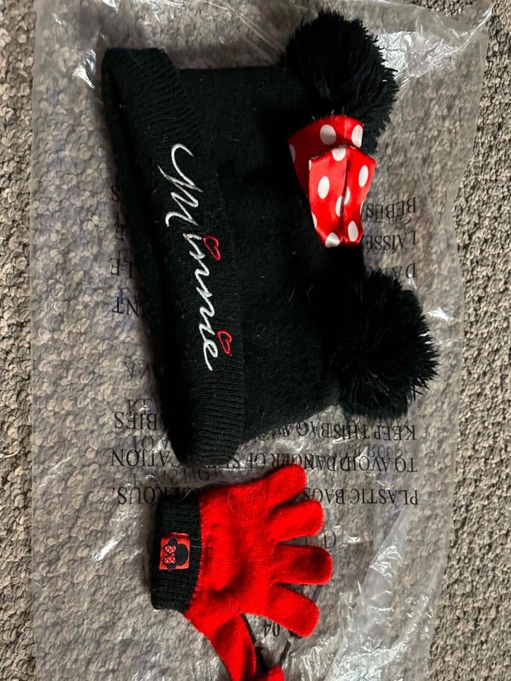 Minnie Mouse hat and mitten set